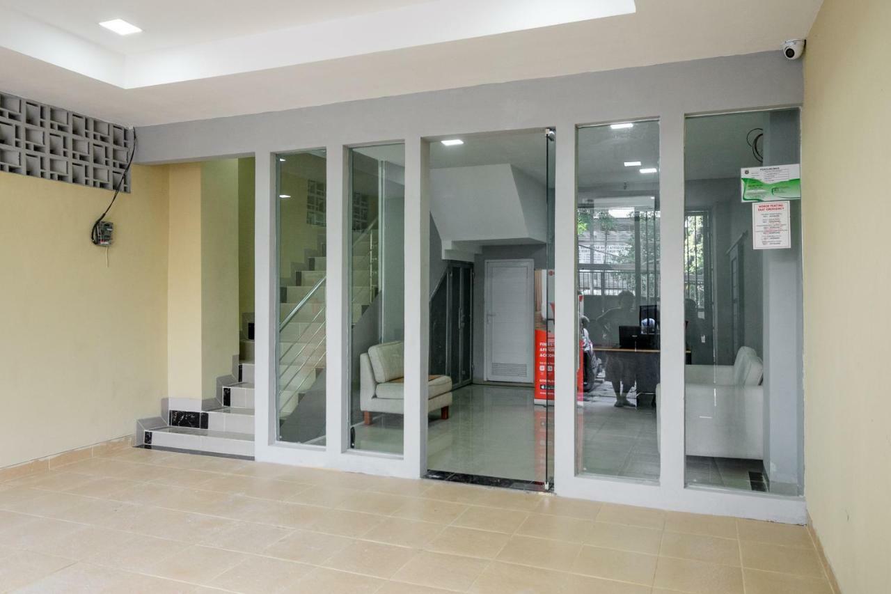 Отель Reddoorz Near Plaza Atrium Senen Джакарта Экстерьер фото