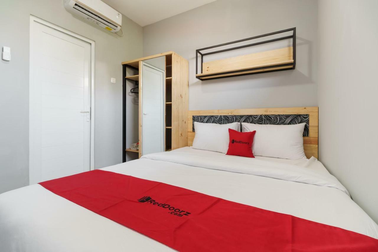 Отель Reddoorz Near Plaza Atrium Senen Джакарта Экстерьер фото