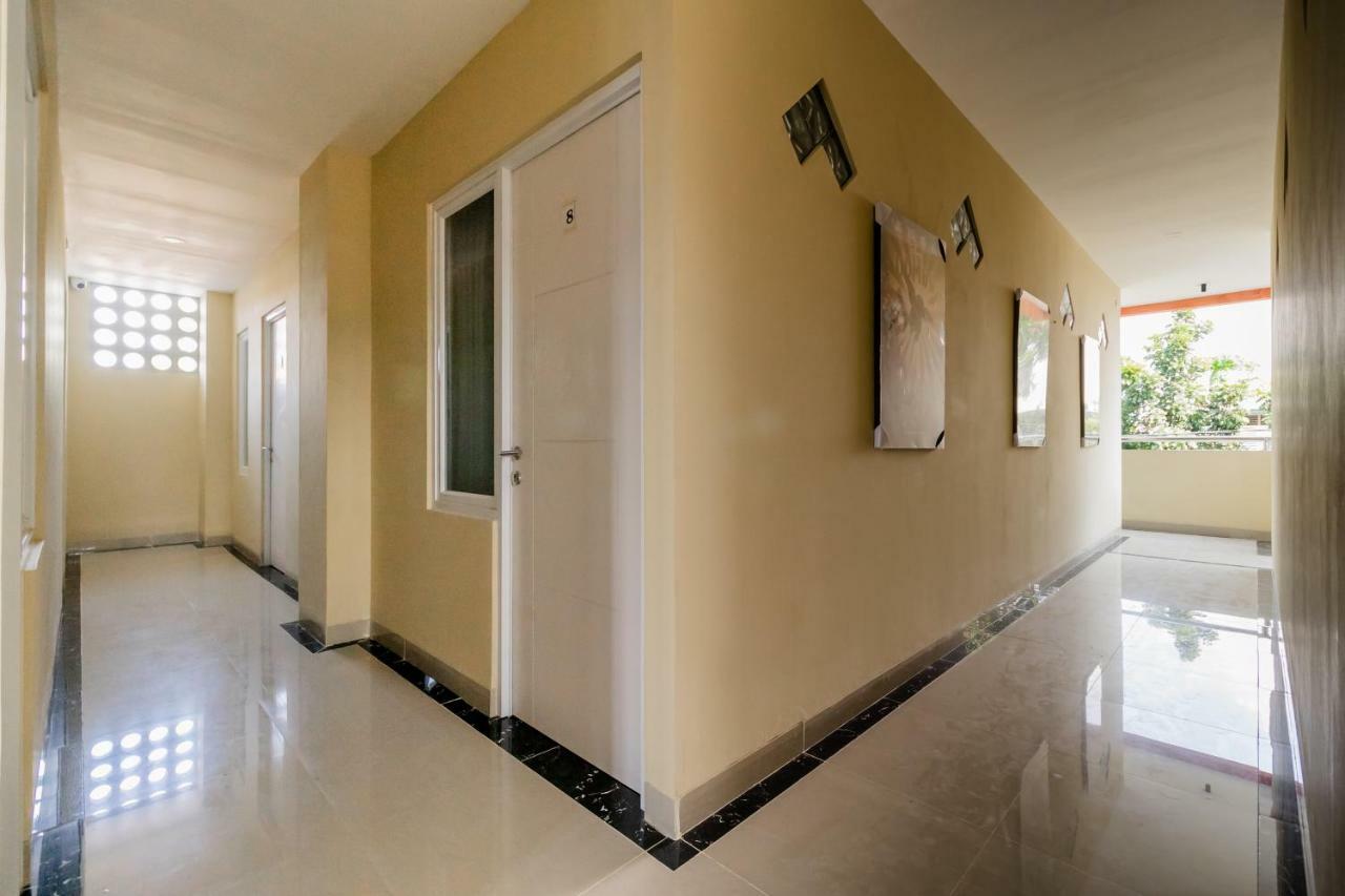 Отель Reddoorz Near Plaza Atrium Senen Джакарта Экстерьер фото