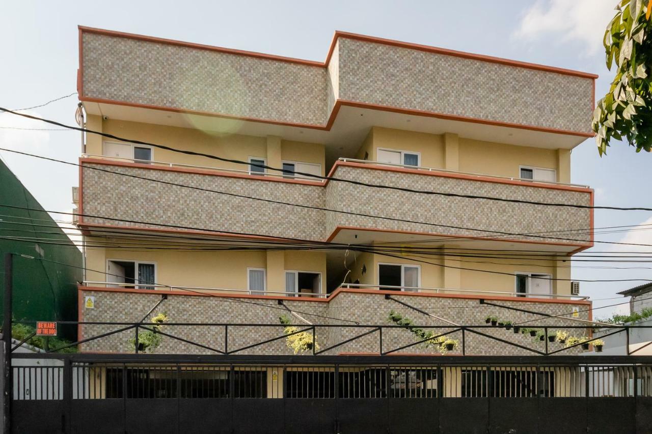 Отель Reddoorz Near Plaza Atrium Senen Джакарта Экстерьер фото